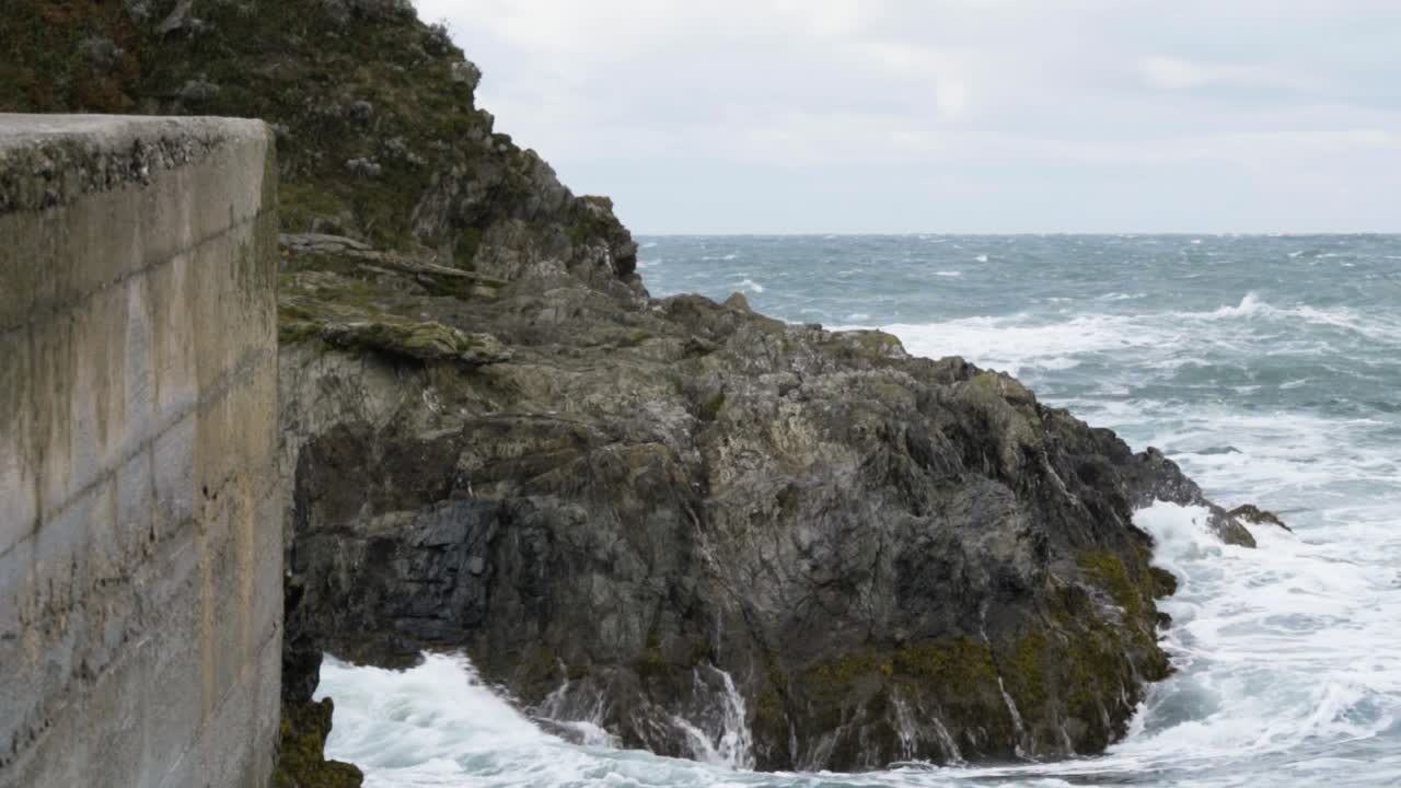 fuertes olas salpicando en los acantilados rocosos en el puerto de newquay, cornualles, inglaterra