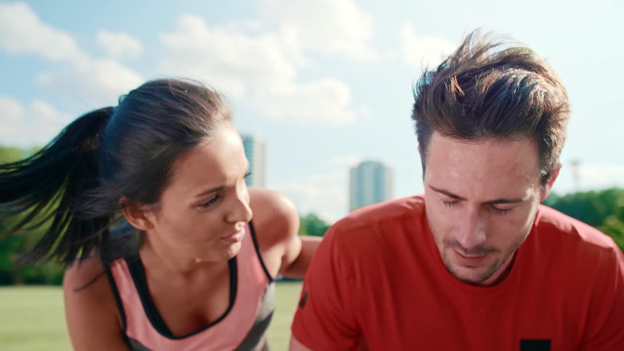 vista de mano de una pareja corriendo tomando un breve descanso, katowice, polonia