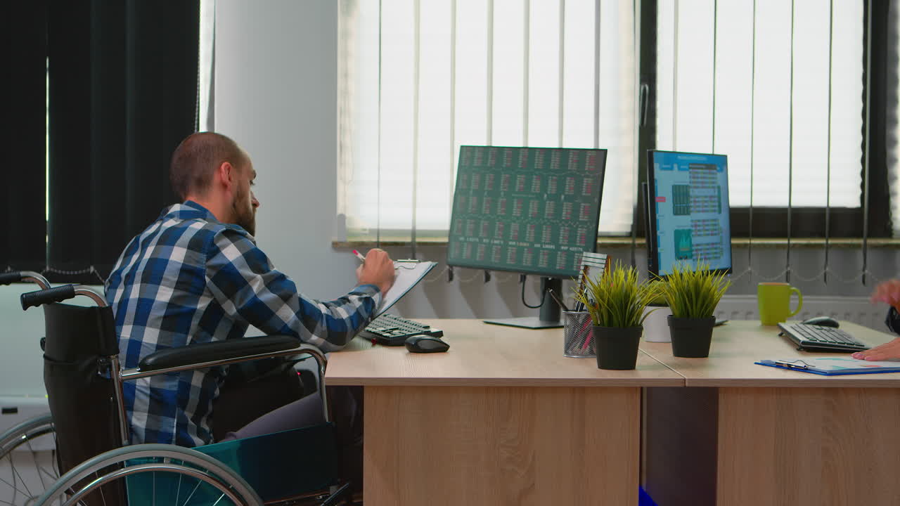 un hombre de negocios paralizado haciendo una experiencia financiera.