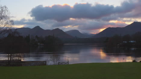 Wunderschöne-Dämmerungslandschaft-Im-Lake-District---Derwentwater,-Cumbria,-England