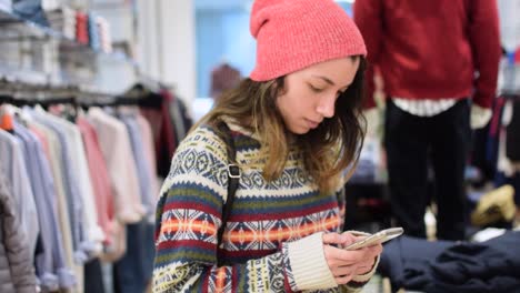 Mujer-Joven-Comprando-Y-Usando-Su-Celular