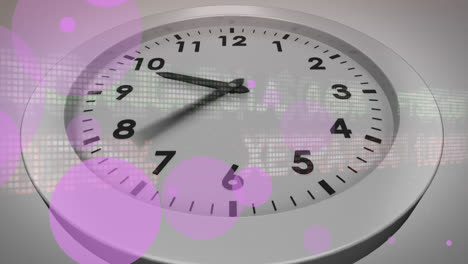 animación del procesamiento de datos del mercado de valores y puntos púrpuras contra el primer plano de un reloj de tic-tac