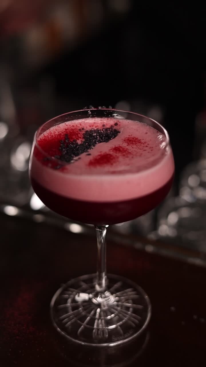 un cocktail rosa splendido.