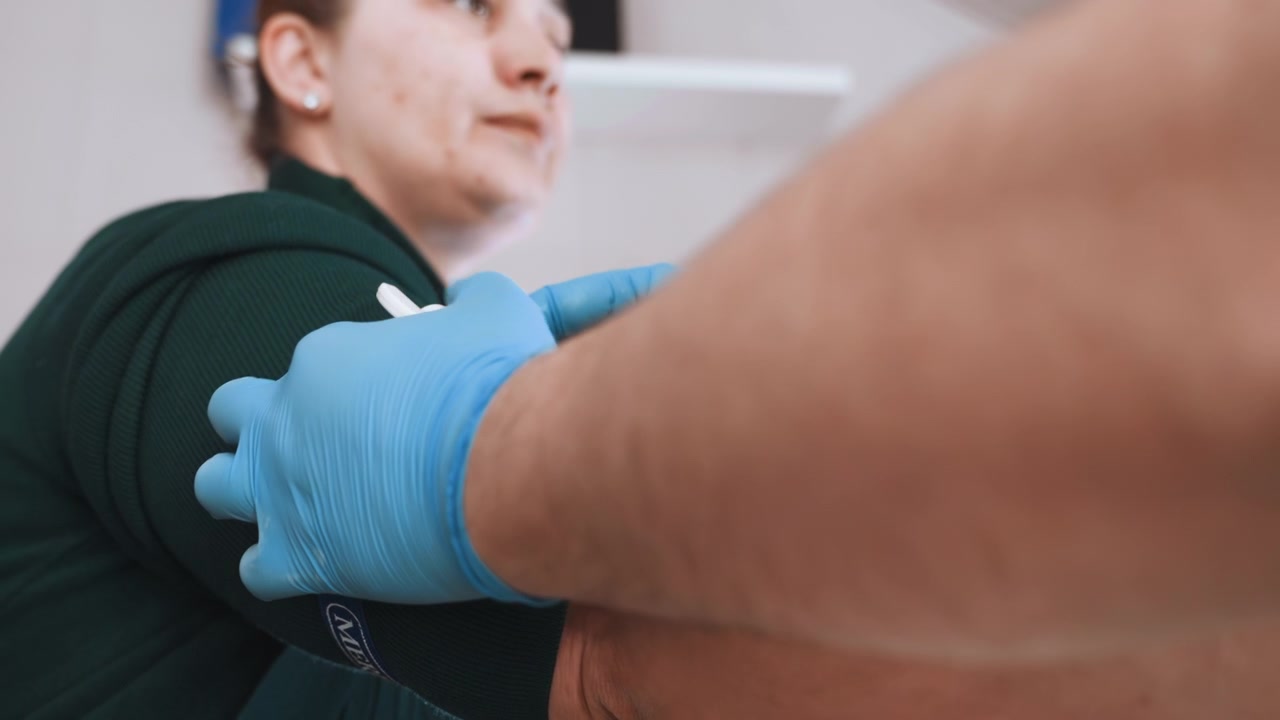 Scena medica di emergenza. Operatore sanitario stabilizza il paziente con procedure di cura urgenti. Tecnico medico di emergenza gestisce attivamente il sanguinamento mentre interagisce abilmente con il paziente.