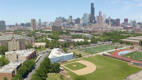 diamante de béisbol con el horizonte de chicago en segundo plano.