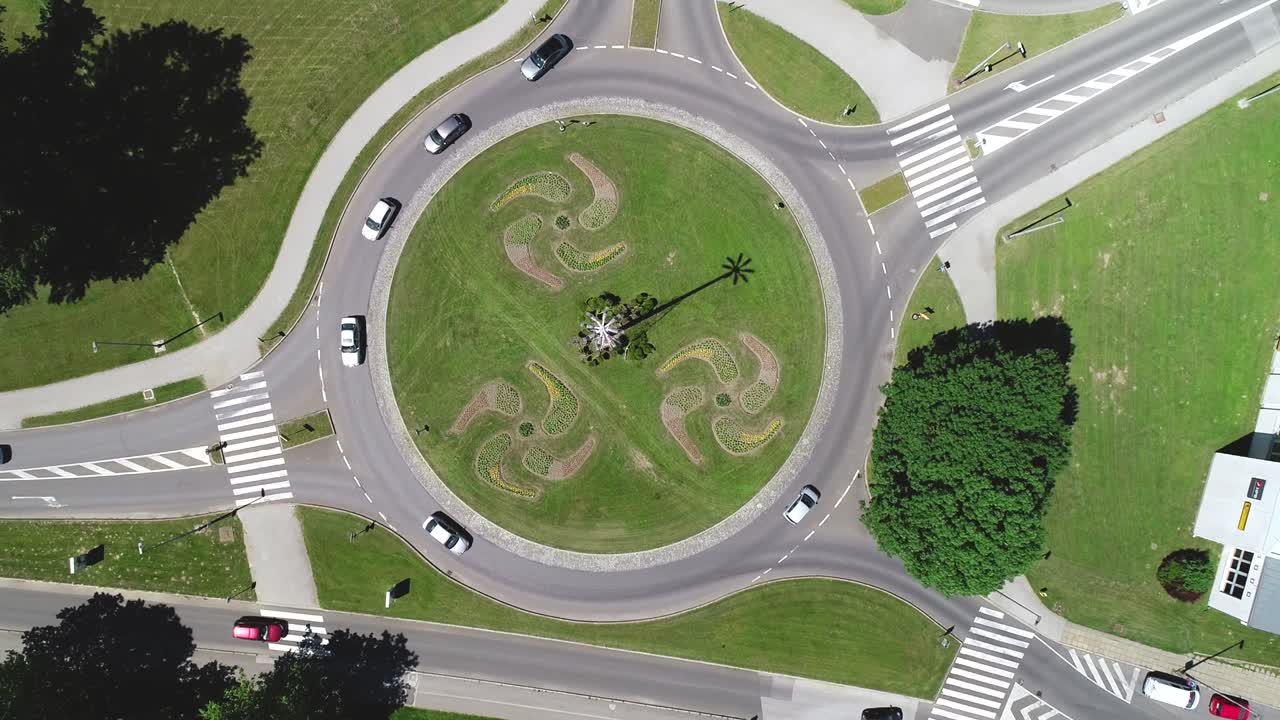vista aérea de la intersección de la rotonda de tráfico, ciudad de cakovec en croacia