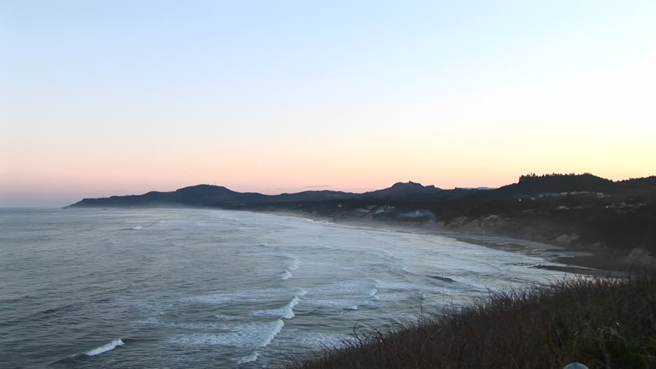 조수는 해안을 따라 늘어선 바위와 모래와 해초가 있는 작은 입구로 굴러 들어갑니다.
