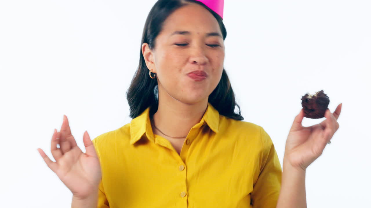 얼굴, 생일과 컵케이크를 가진 여자