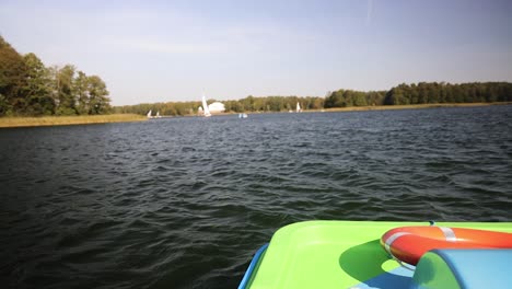 actividad de ocio remando en el bote por el río