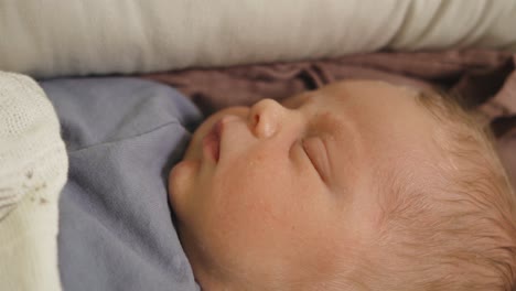 bebé europeo recién nacido durmiendo ojos moviéndose cuando sueña apretado cerrar