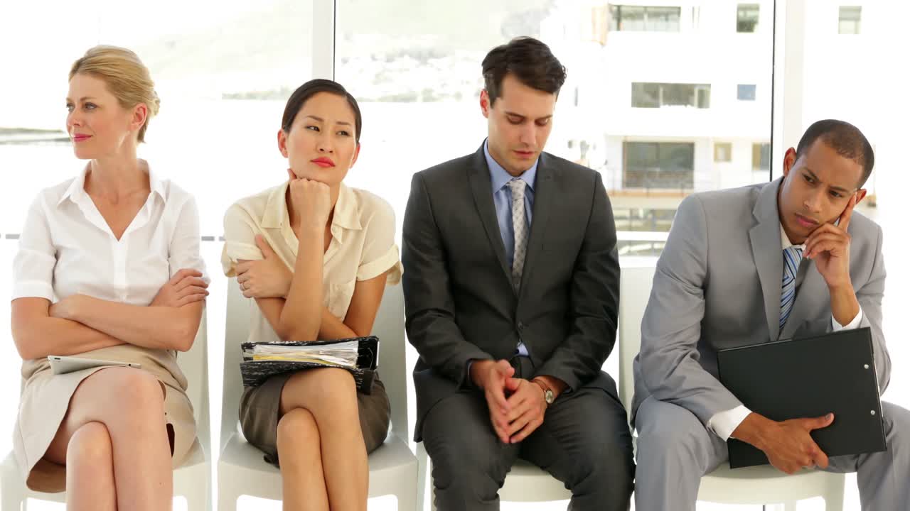 한 줄로 인터뷰를 기다리고 있는 사업가들