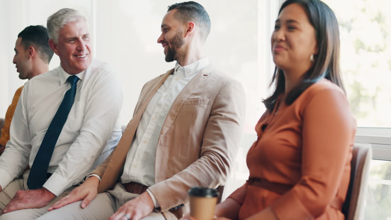악수, 인터뷰 및 검은색으로 채용