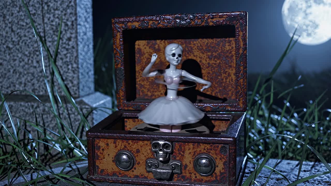 Uma bailarina esqueleto gira graciosamente dentro de uma caixa de música vintage, iluminada pelo luar, cercada por grama e lápides sinistras, criando uma cena assustadoramente bela