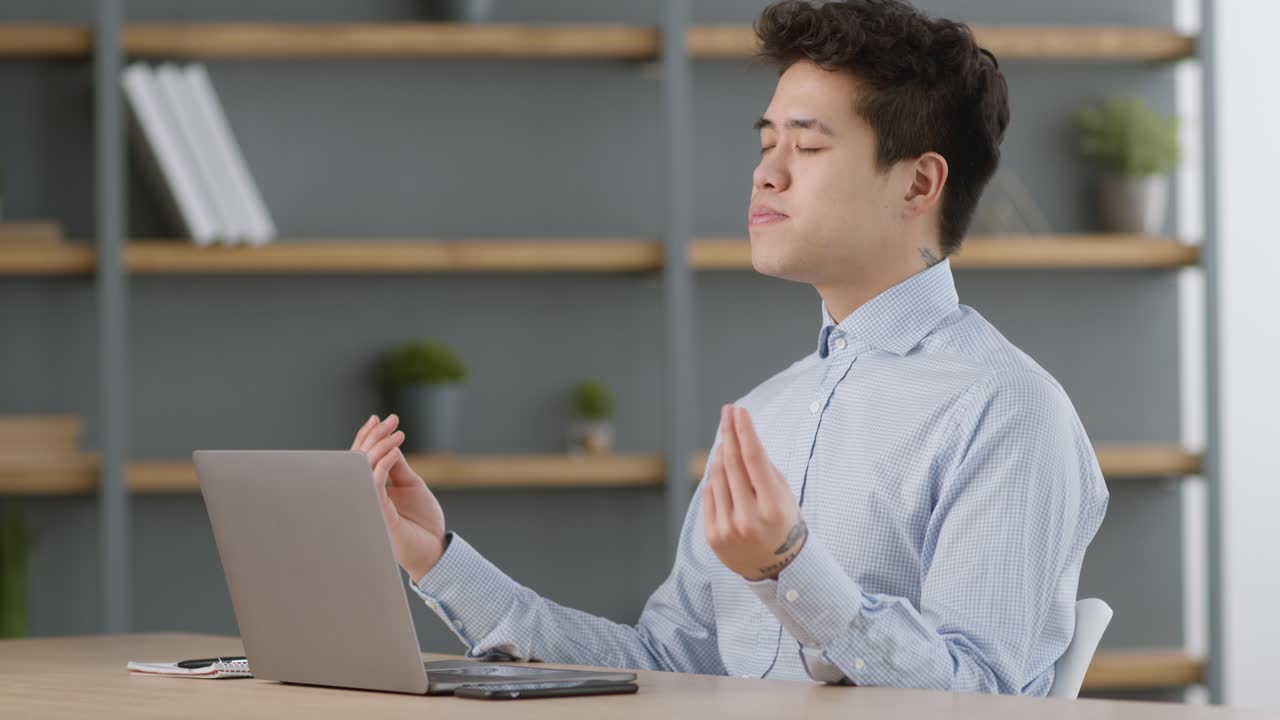 사무실에서 노트북에서 명상하는 남자