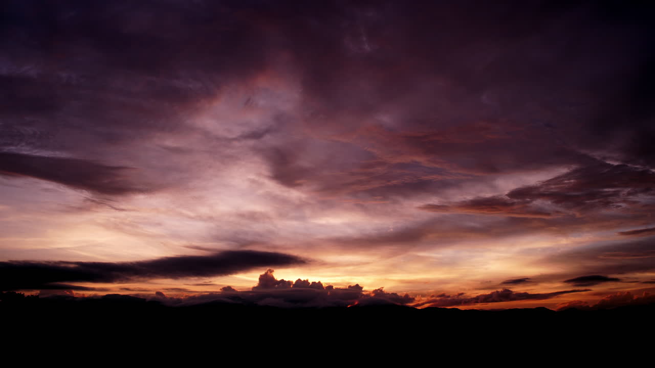 dramático cúmulo de nubes cinemáticas tropicales que se acumulan sobre la montaña y se convierten en un lapso de tiempo de tormenta monzónica tropical