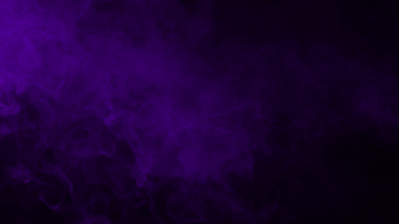 Mystisk lilla og violet røg- og tågeeffekt. Isoleret på sort baggrund, ideel til komposition
