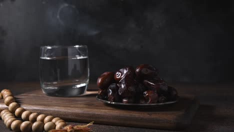 el musulmán toma dátiles y luego un vaso de agua. oración. iftar comienza. ramadán. eid mubarak. tradición religiosa.