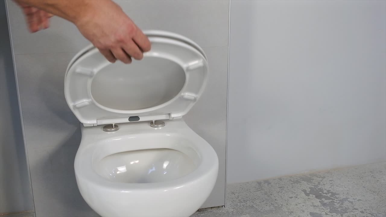 마스터가 화장실 좌석을 조립합니다.