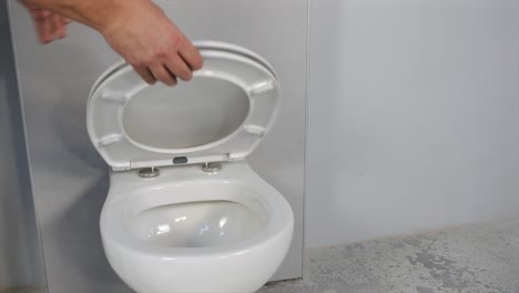 el maestro monta el asiento del inodoro