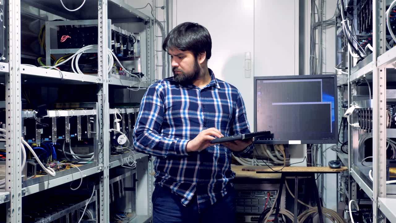 el minero profesional está administrando el proceso de minería de criptomonedas y mirando a su alrededor