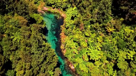 A-gorgeous-crystal-clear-river-of-natural-spring-water-flowing-through-the-mountains-of-New-Zealand