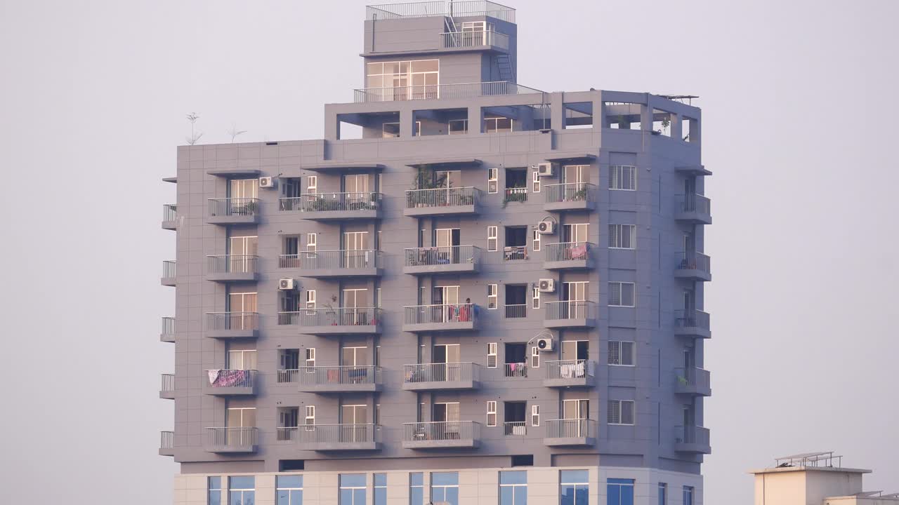 edificio de apartamentos moderno de varios pisos