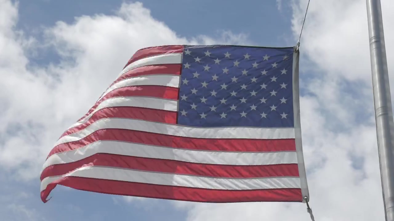 bandiera americana che soffia nel vento
