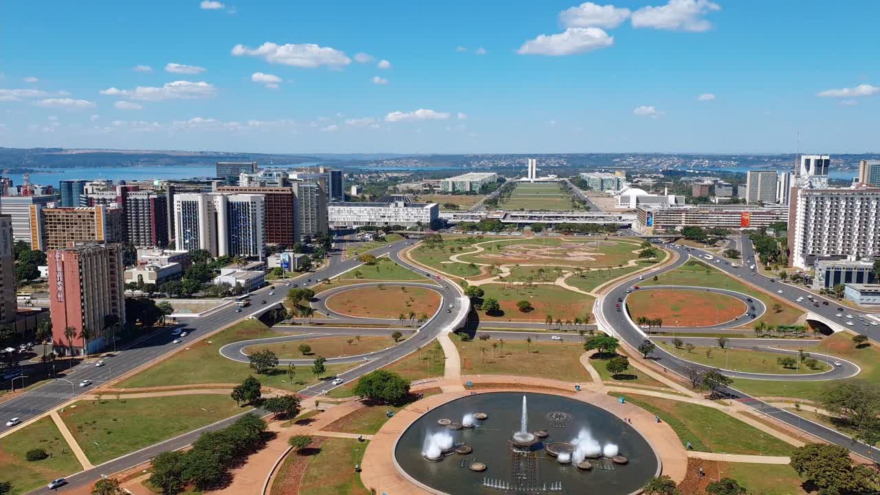 vista aérea de lapso de tiempo desde brasilia, capital de brasil, que muestra las oficinas gubernamentales y el parque burle marx, con el congreso en el fondo