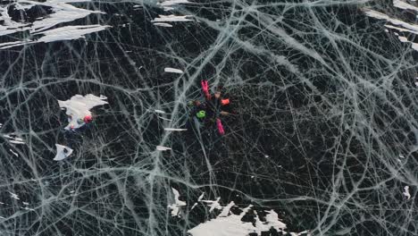 los turistas se acuestan en el hielo del lago congelado de baikal y realizan movimientos sincronizados.