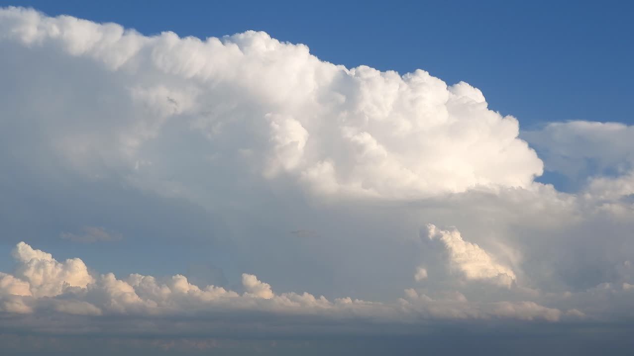 caminar entre las nubes esponjosas del aire en un día soleado en toronto, canadá