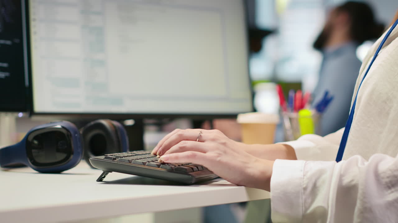 Startup Office It Professional Using Ai Llm Chatbot, Optimizing Systems