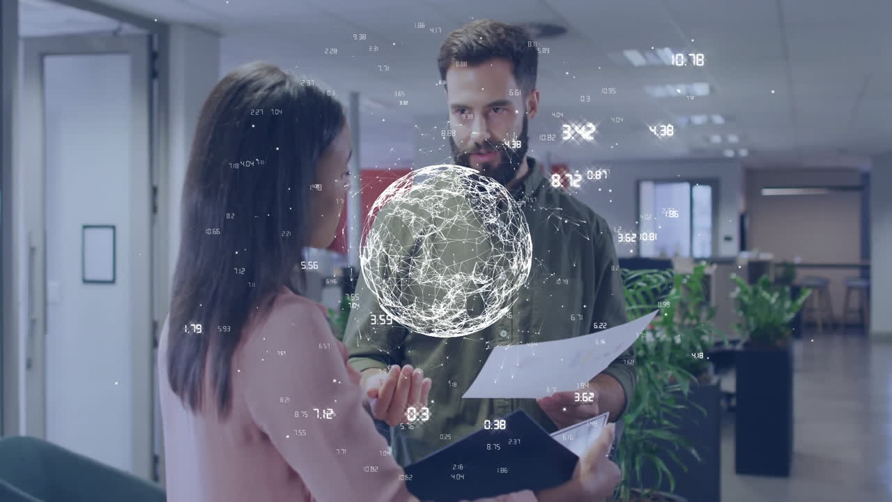 animación del globo y procesamiento de datos sobre diversos colegas discutiendo el trabajo en la oficina