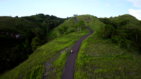 Roller-Fährt-Bergauf-Auf-Den-Teletubbies-Hügeln-Von-Nusa-Penida,-Bali