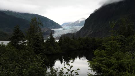 le glacier et le lac de mendenhall, vus depuis le centre d'accueil, en alaska