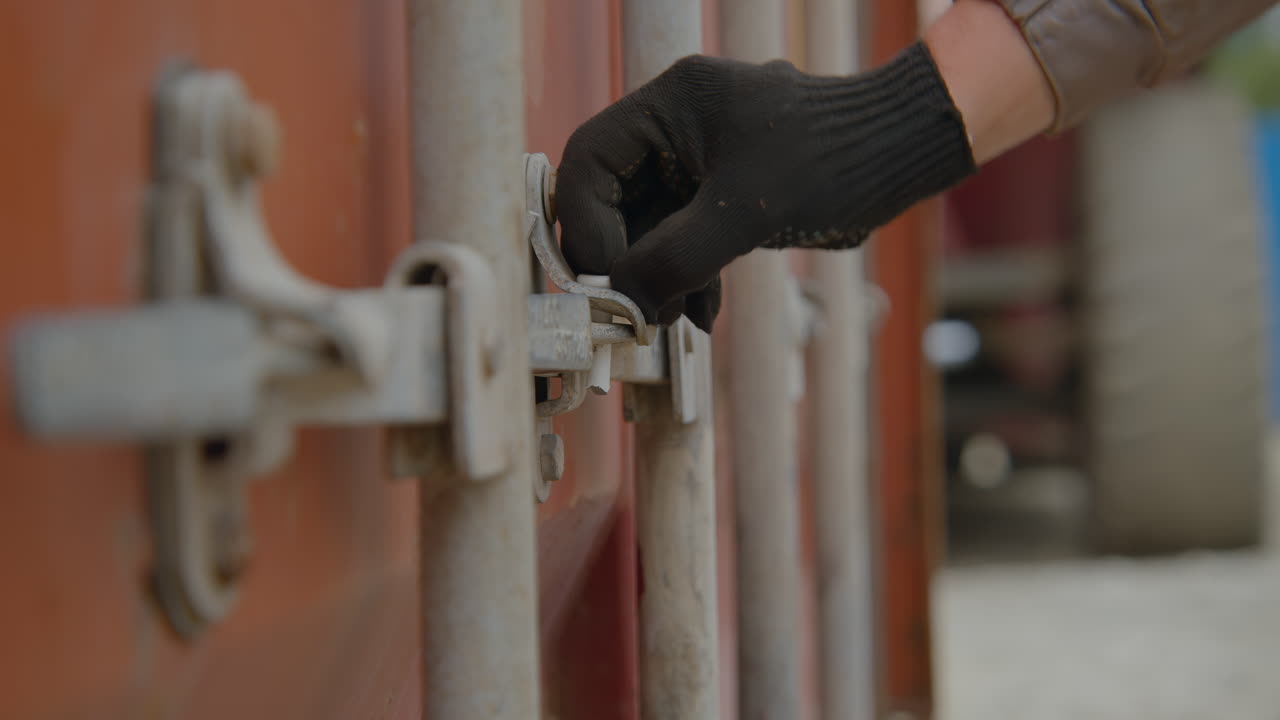 apertura de un contenedor de transporte