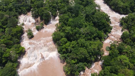 cascadas de agua azul inundadas después de fuertes lluvias, méxico, vista aérea de 4k