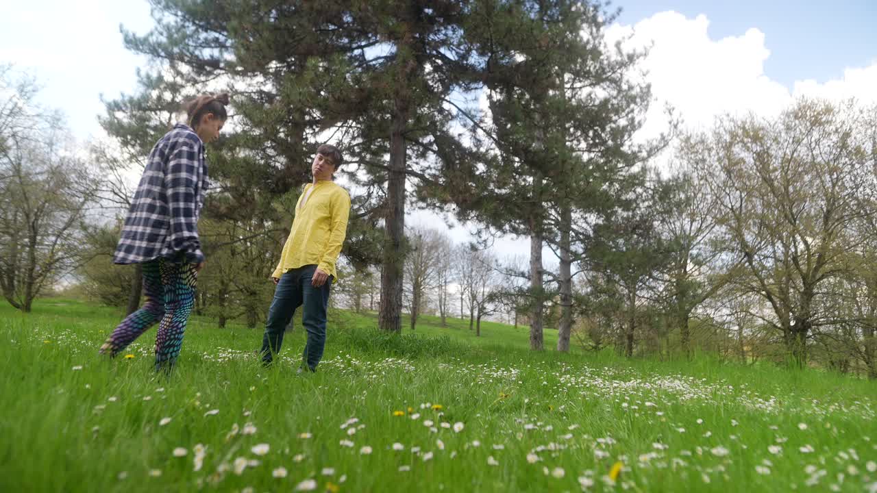 Una pareja caminando en un parque.