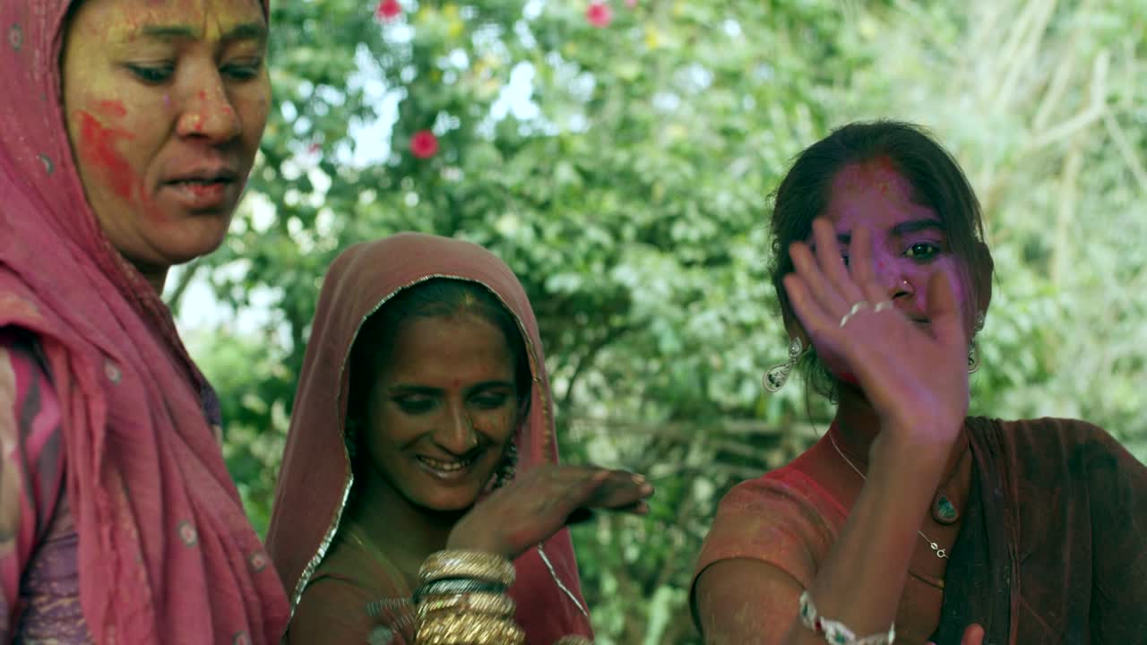 la gente de rajasthan celebra el festival de los colores holi en la india