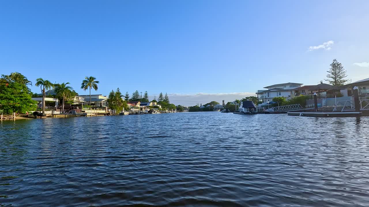 골드 코스트 수로를 가로질러 경치 좋은 보트 타기