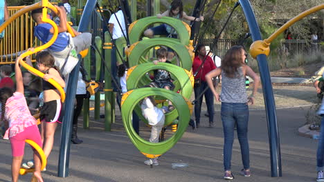 Kinder-Spielen-Auf-Einem-Spielplatz