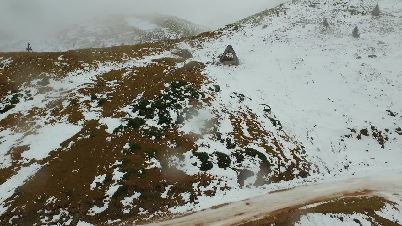 보스니아 헤르체고비나 자호리나 산에 있는 관광 스포츠, 스키장, 레크리에이션 리조트의 공중 전망