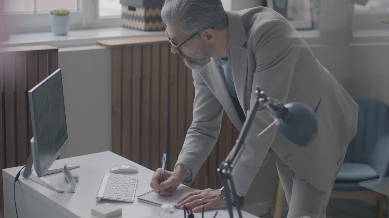Homem de negócios a trabalhar no computador num escritório moderno