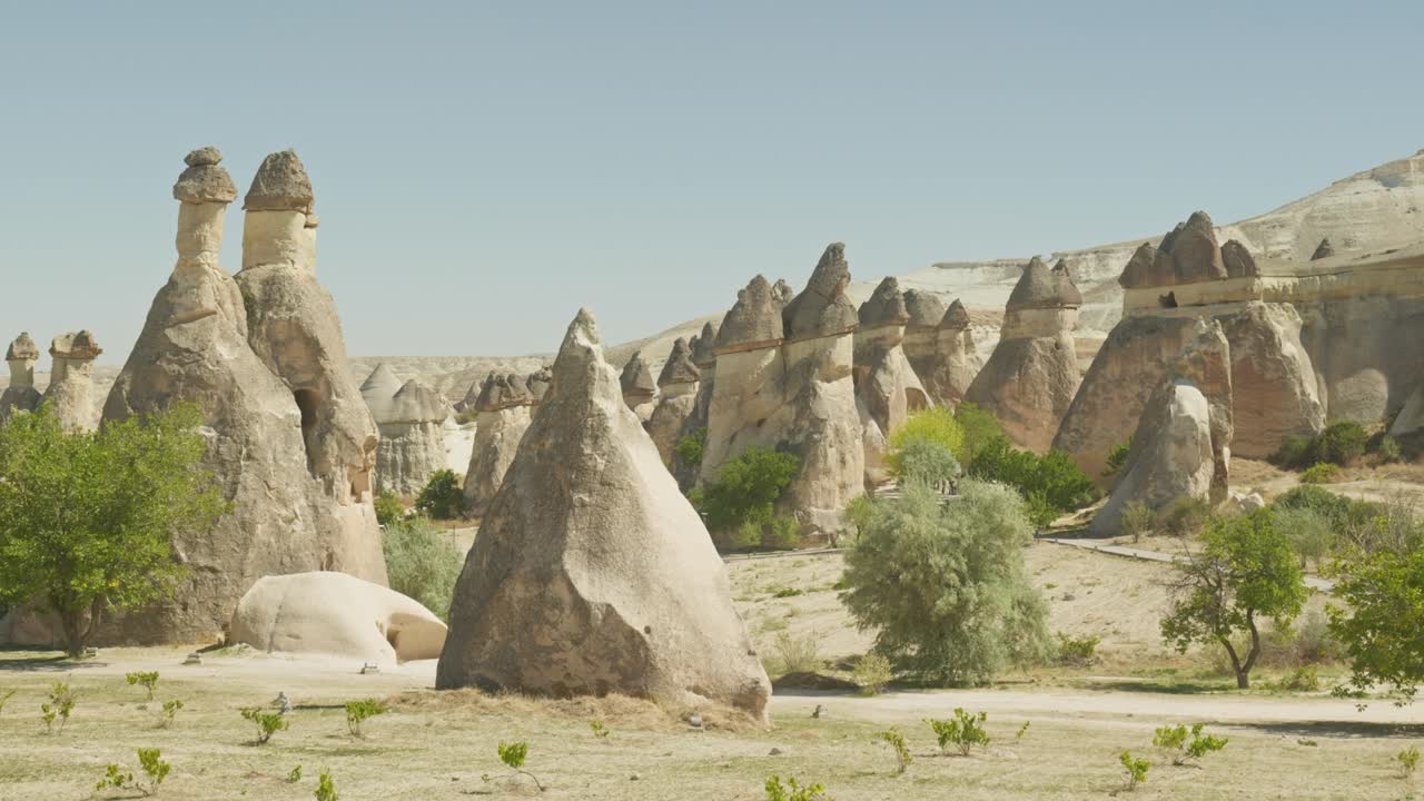 Unico e suggestivo paesaggio roccioso eroso con i camini delle fate in Cappadocia.