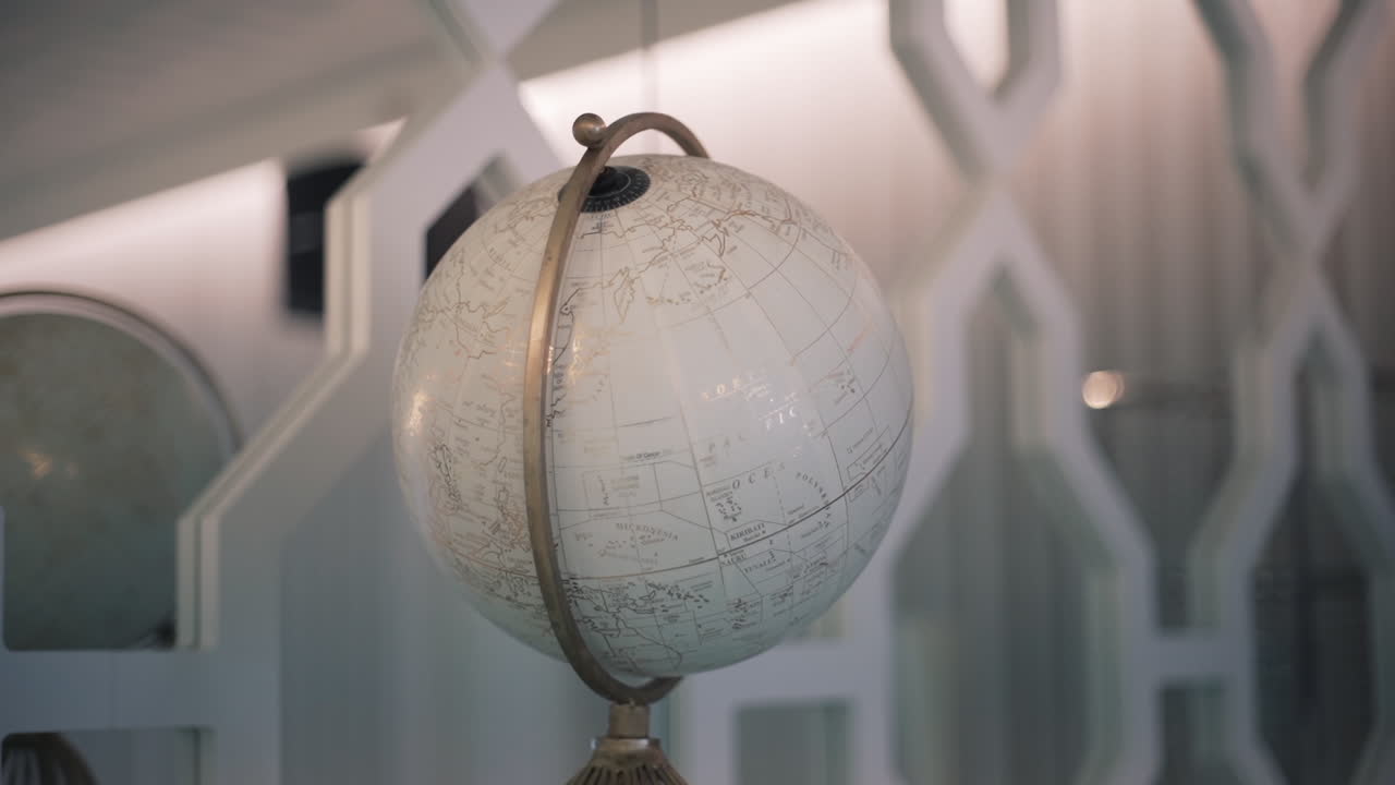 globo vintage en un estante interior elegante