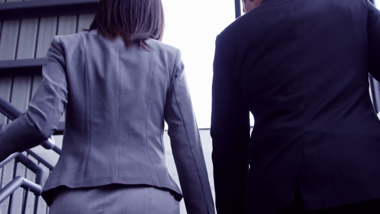 계단 을 올라가는 사업가 들