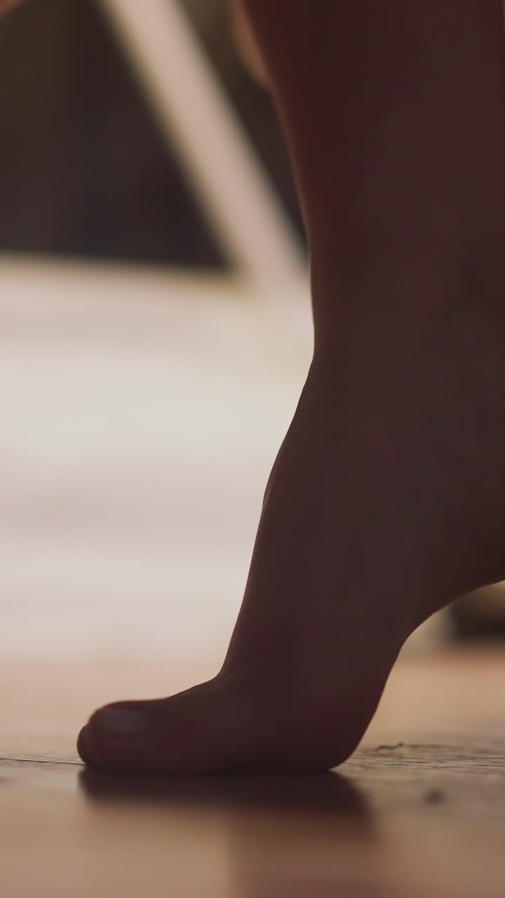 mujer descalza descansando en una habitación de hotel turístico en un sillón. disfrutando de un ambiente tranquilo y cómodo por la noche. extremidades del cuerpo femenino en cámara lenta