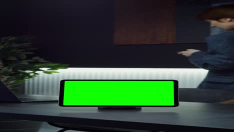 tableta con pantalla verde en la oficina moderna