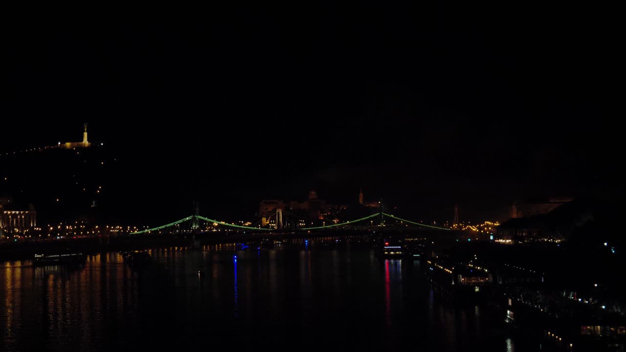 ハンガリー、ドナウ川、鎖橋のブダペスト市上空の花火