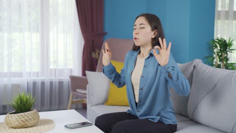 아시아의 젊은 소녀는 부정적인 에너지를 없애고 긍정적으로 변합니다.