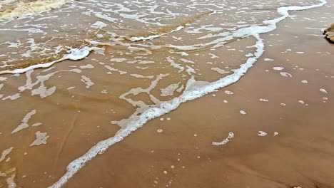 el océano está tranquilo y las olas son pequeñas.